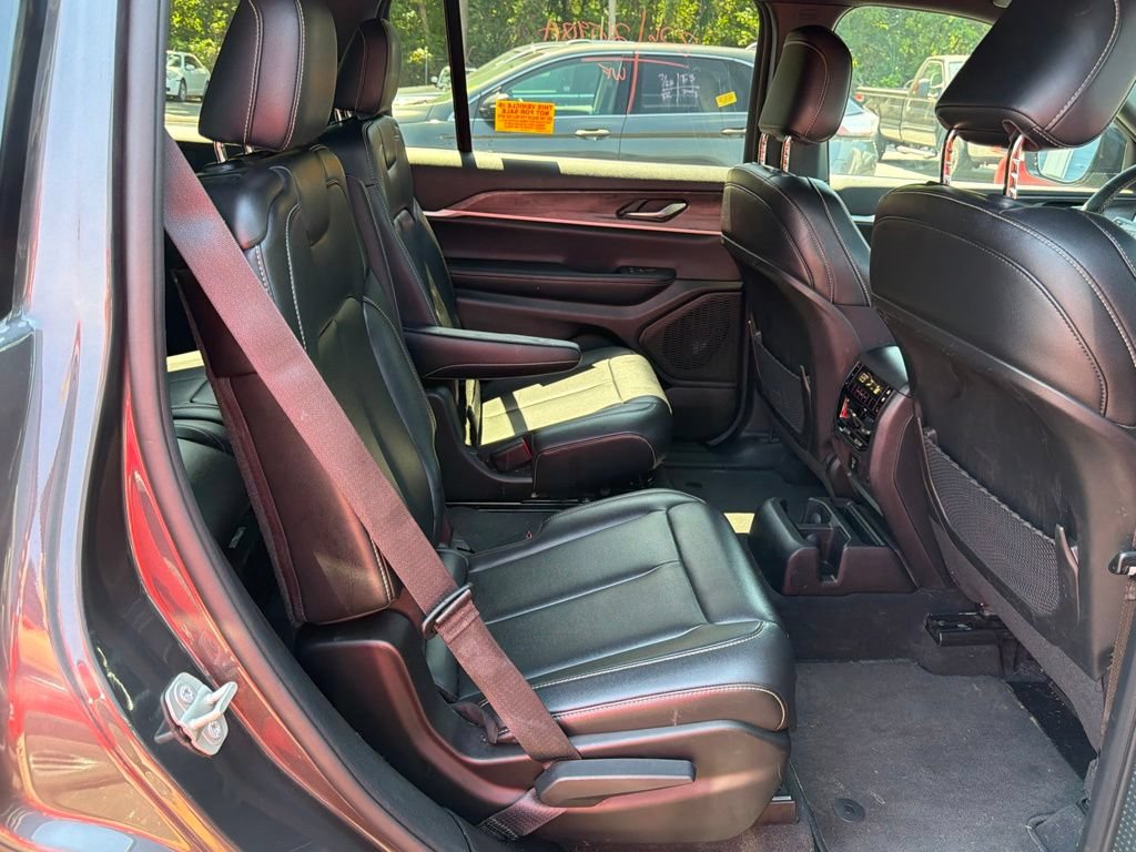 Used 2024 Jeep Grand Cherokee L Limited w/ Black Appearance Package AWD/4WD image 16