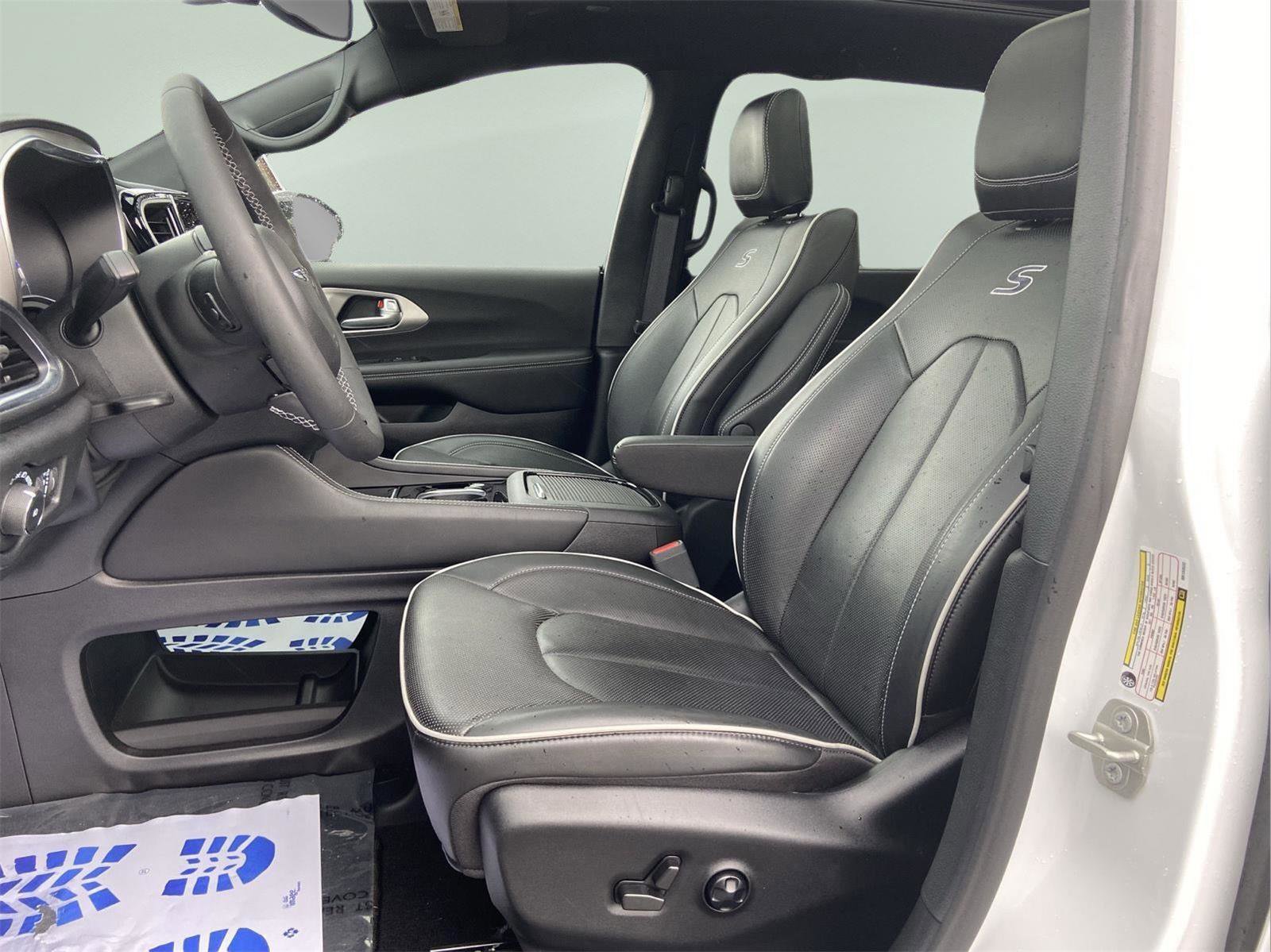 Used 2024 Chrysler Pacifica Limited w/ S Appearance Package FWD image 18