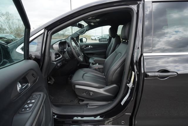 New 2026 Chrysler Pacifica Select FWD image 10