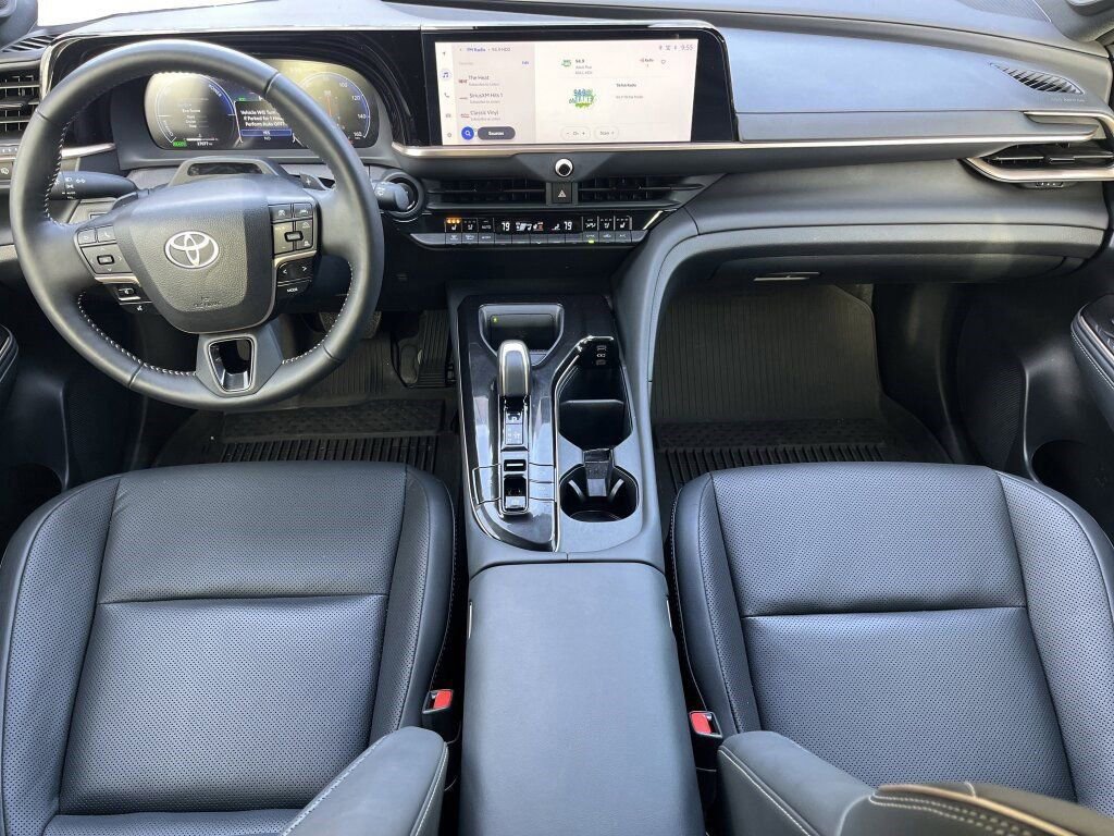 Used 2025 Toyota Crown Signia Limited image 2