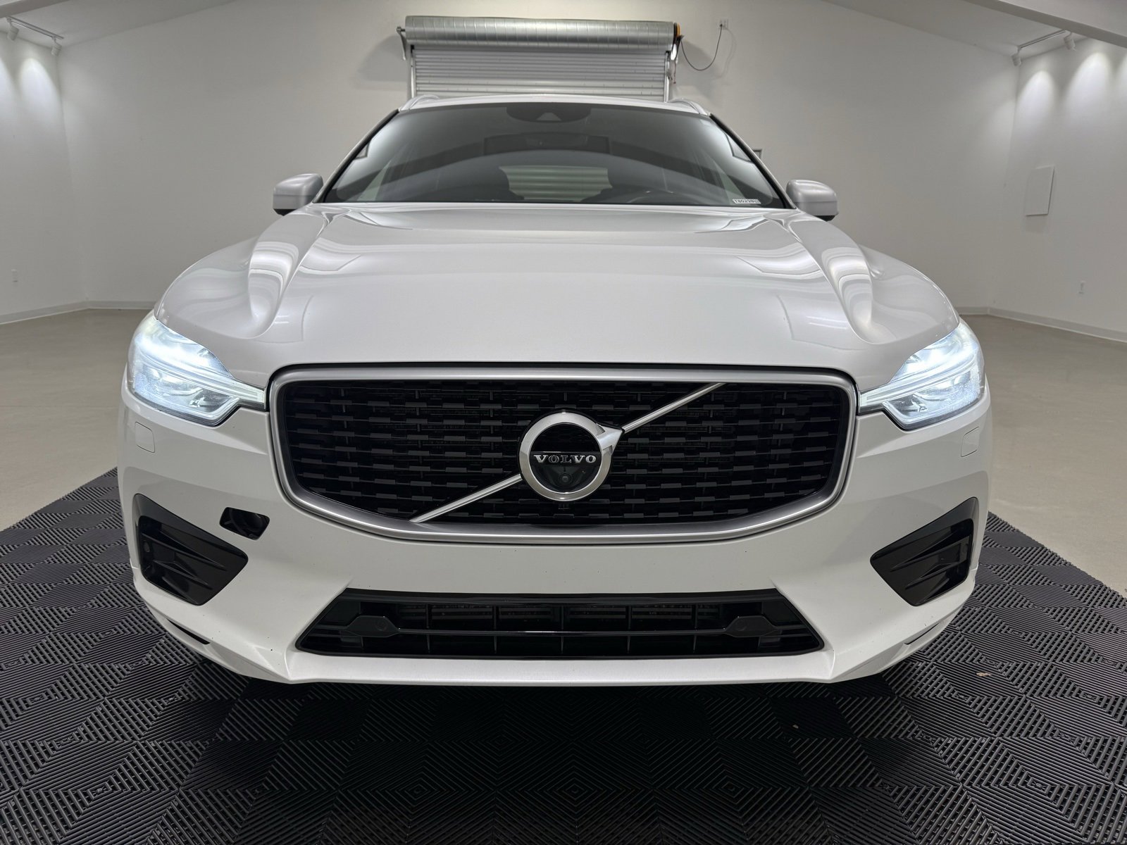 Used 2018 Volvo XC60 T6 R-Design w/ Convenience Package image 2