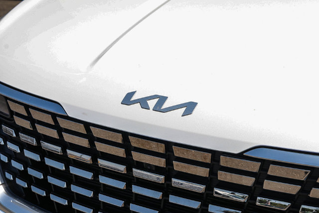 Certified 2024 Kia Carnival SX FWD image 6