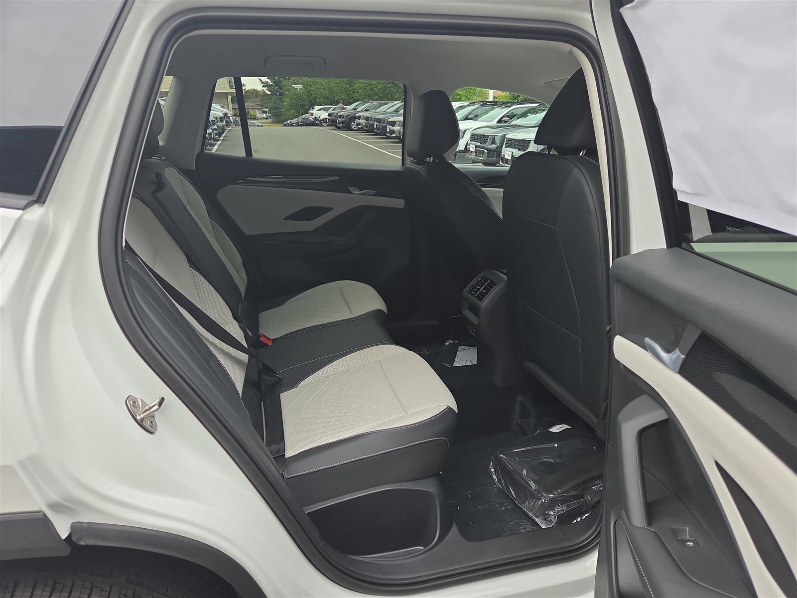 New 2025 Volkswagen Tiguan SE image 31