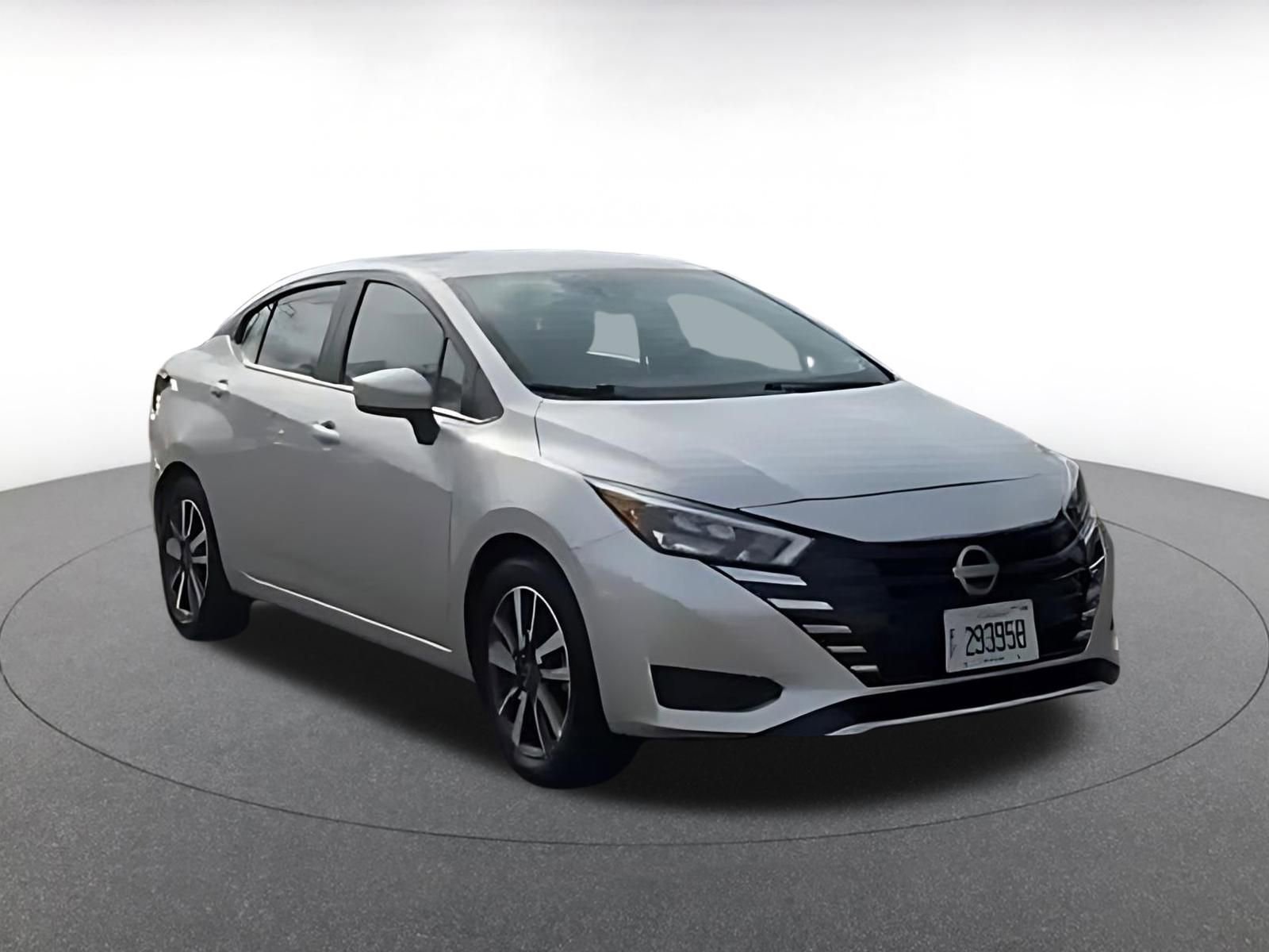 Used 2025 Nissan Versa SV image 3