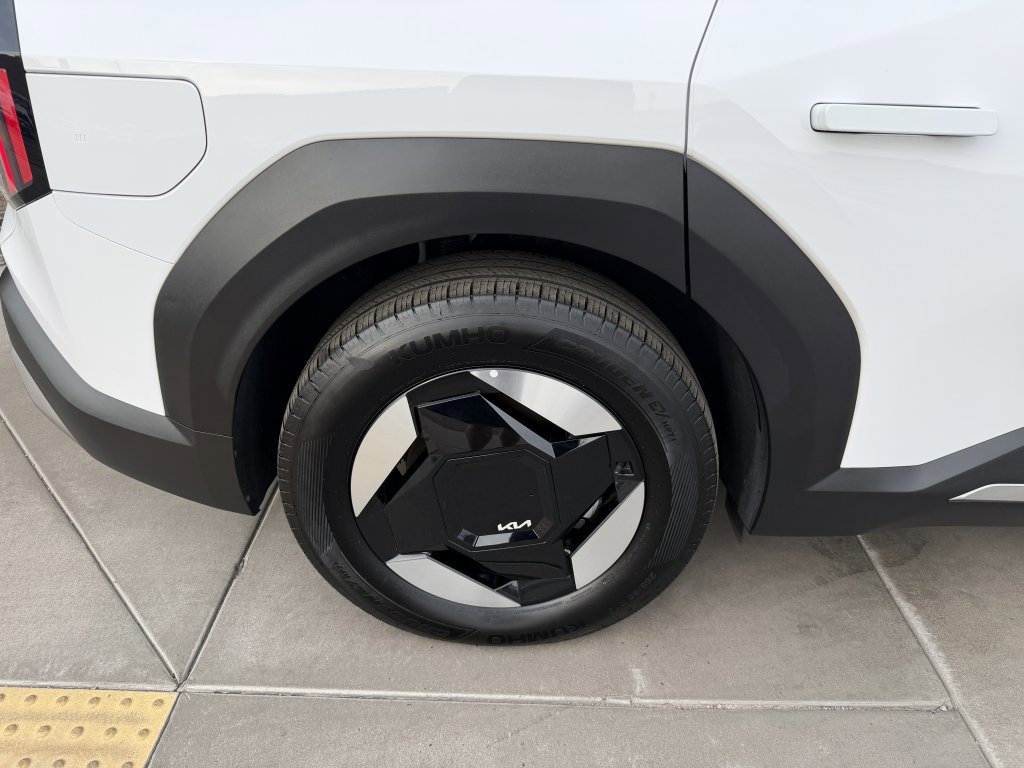 Used 2025 Kia EV9 Wind image 14