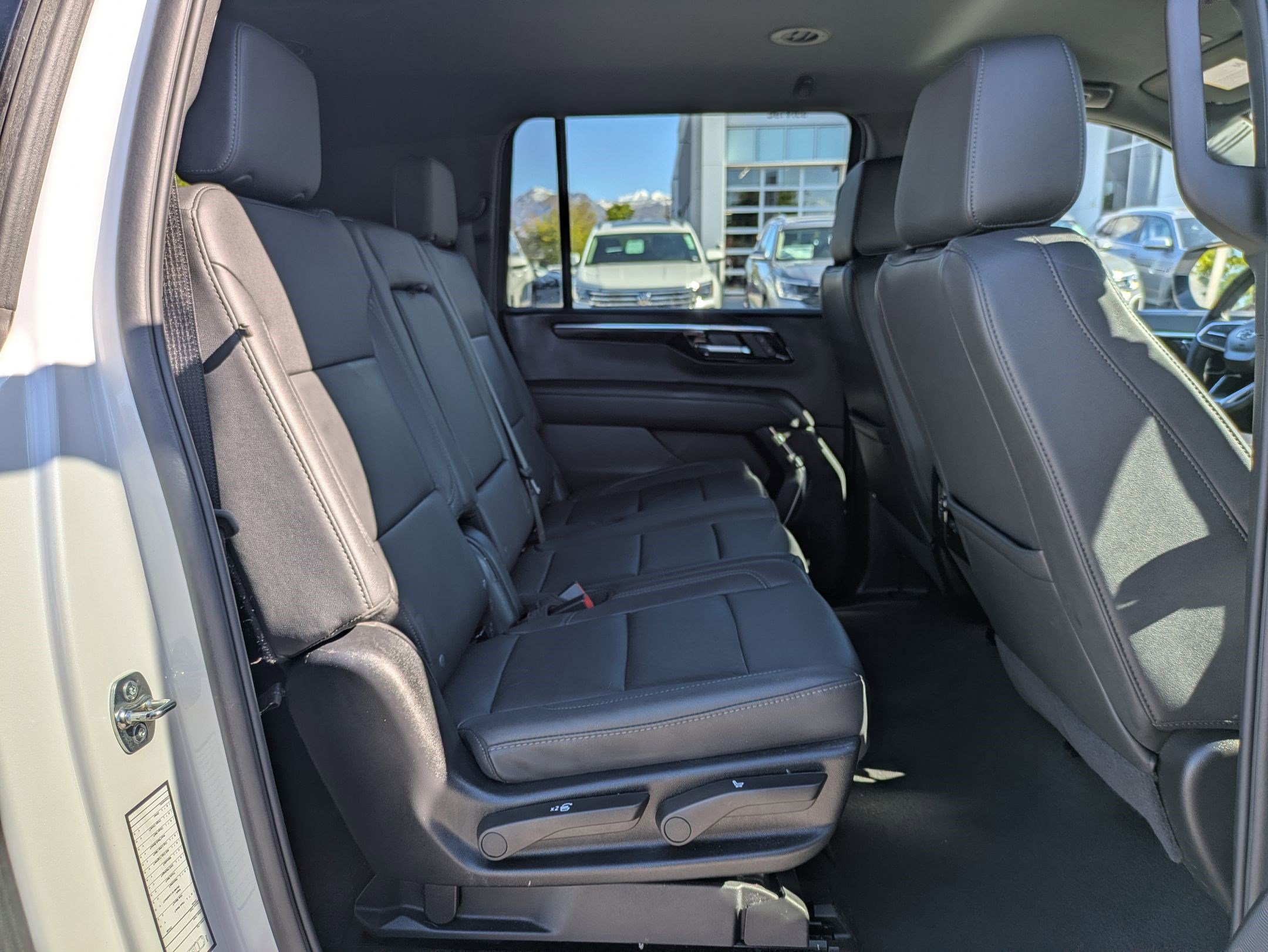 Used 2025 Chevrolet Suburban Z71 AWD/4WD image 34