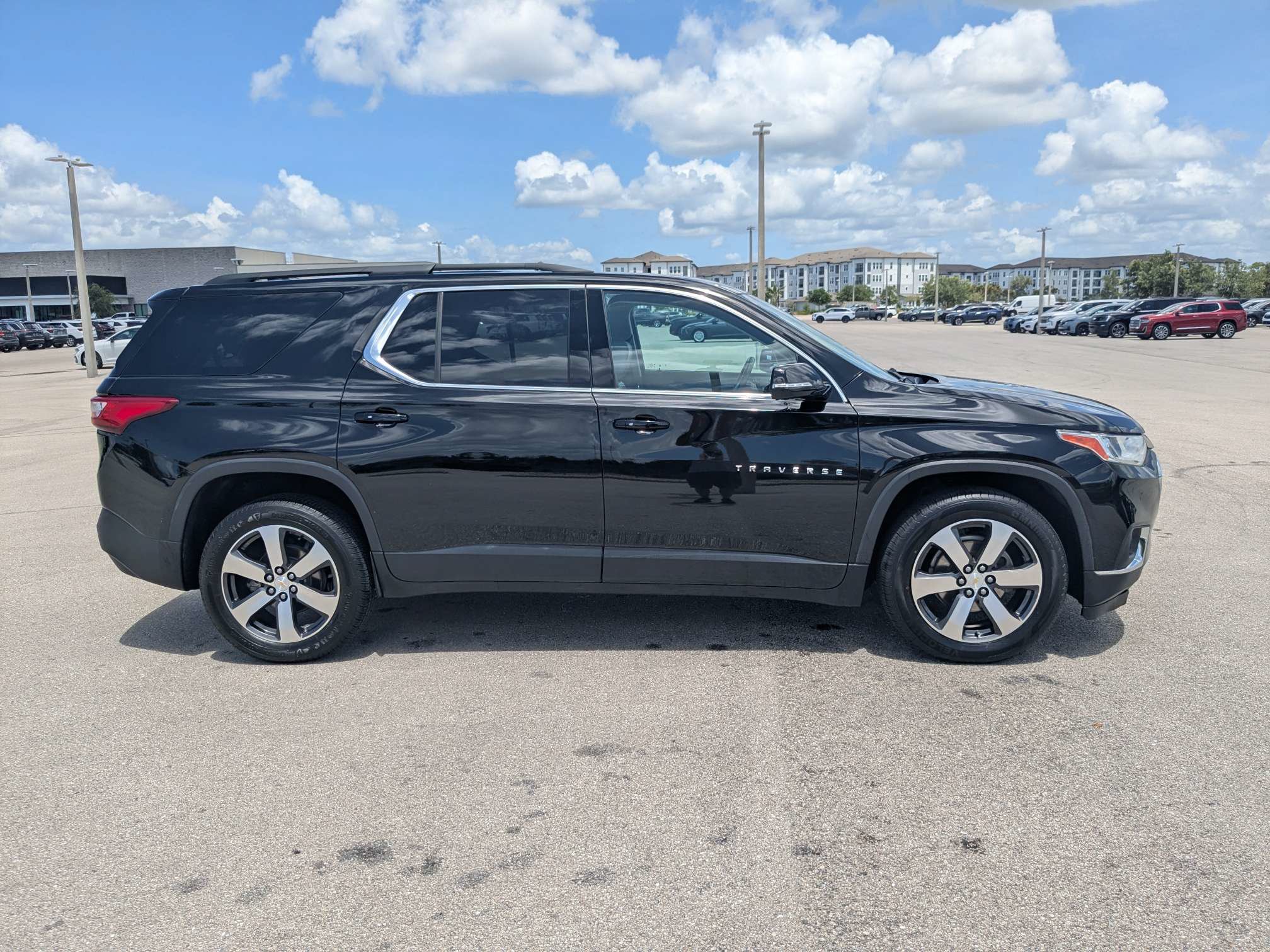 Used 2019 Chevrolet Traverse LT w/ LT Premium Package FWD image 4