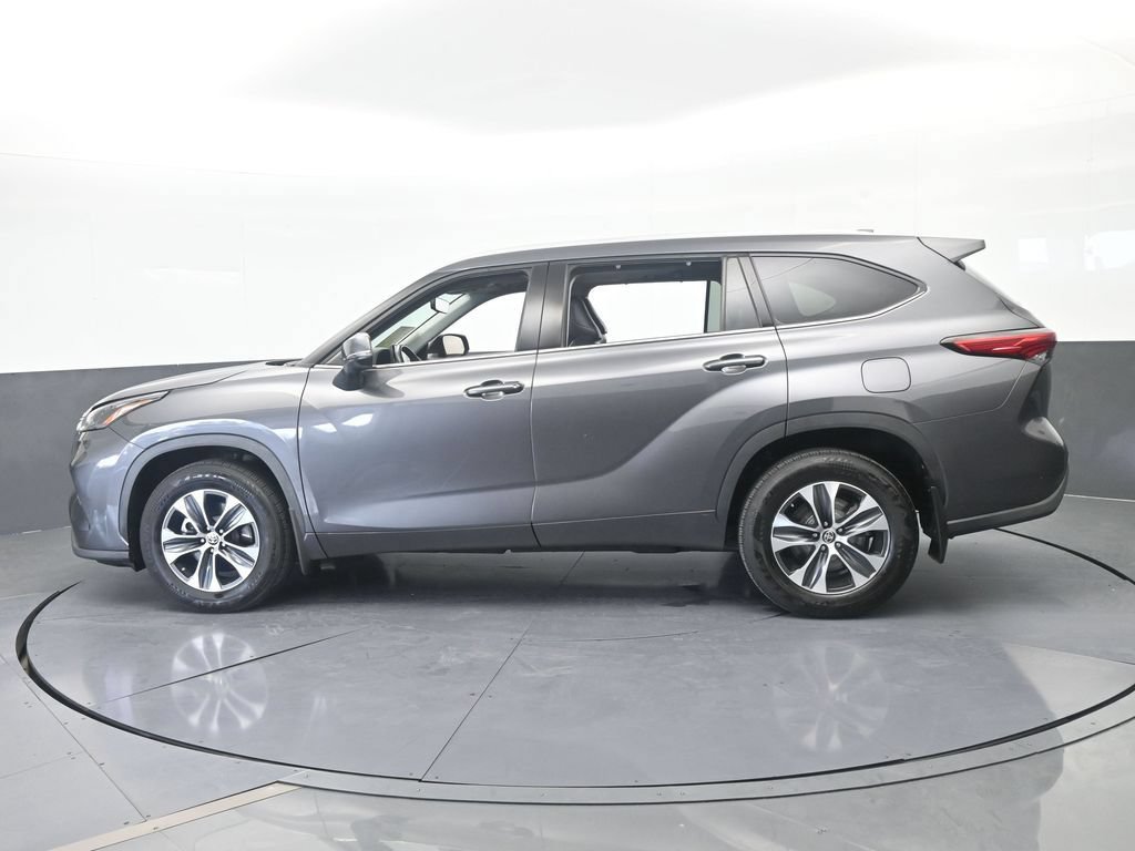 Used 2022 Toyota Highlander XLE AWD/4WD image 3