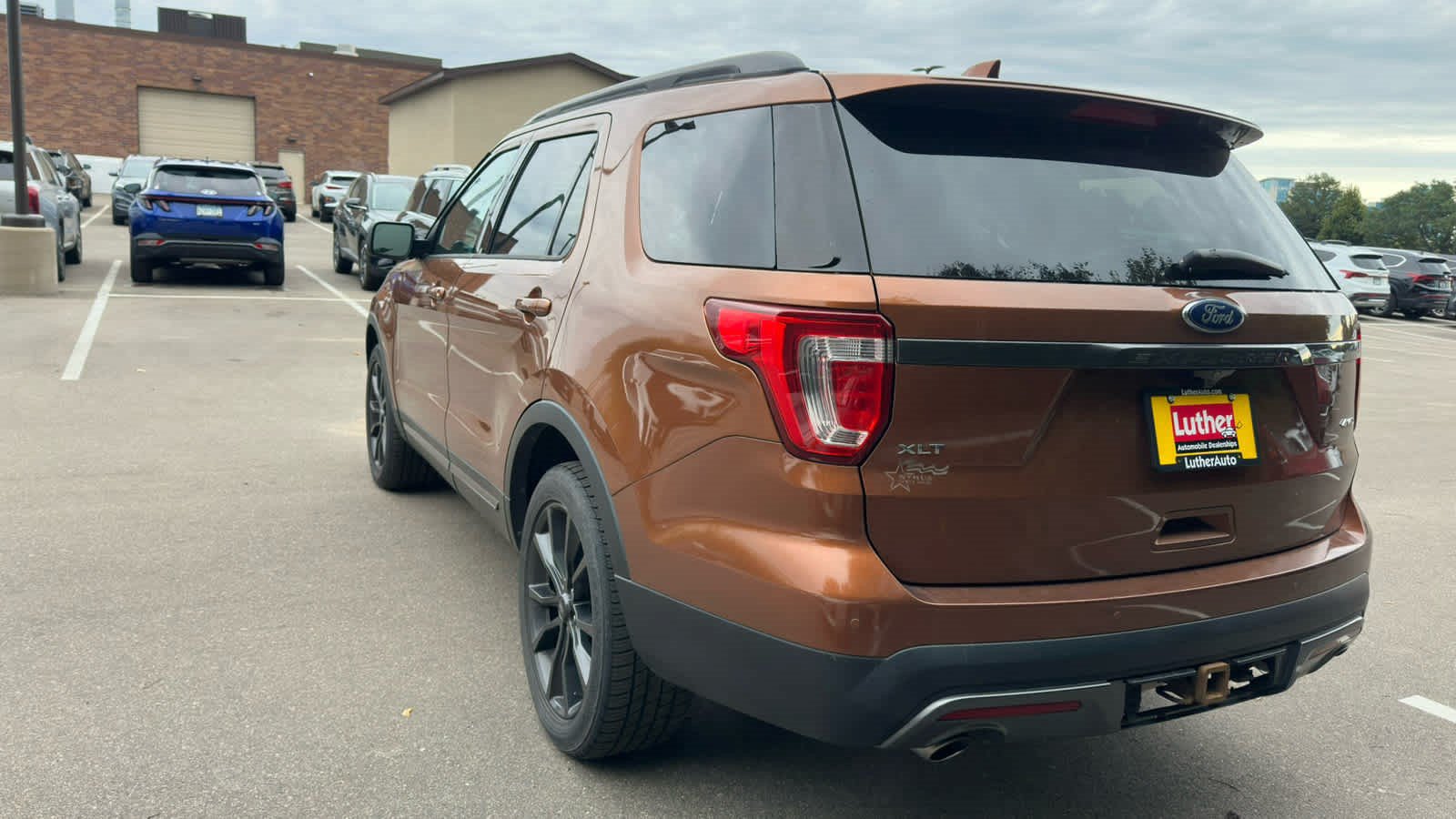 Used 2017 Ford Explorer XLT w/ Equipment Group 202A AWD/4WD image 3