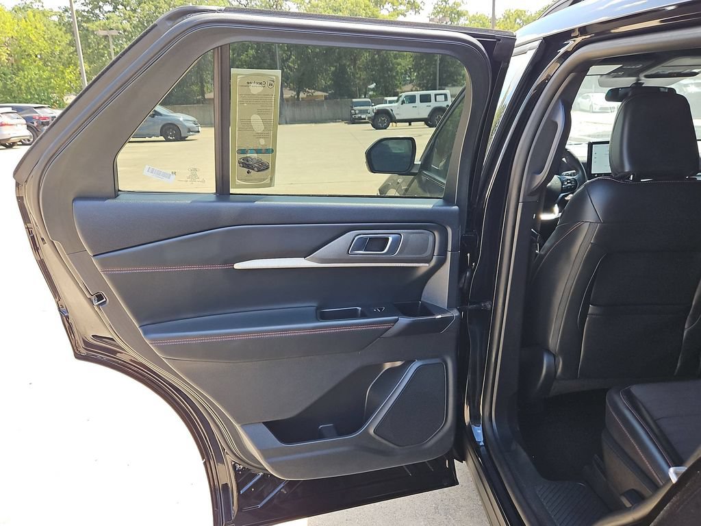 Used 2025 Ford Explorer ST-Line w/ ST-Line Street Pack AWD/4WD image 27