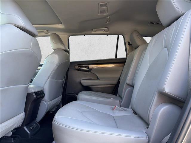 Used 2020 Toyota Highlander Limited image 23