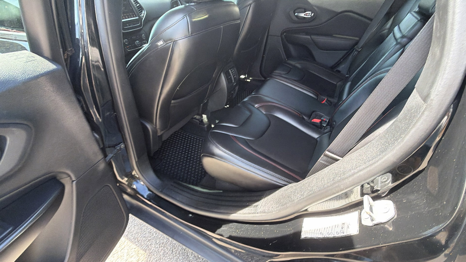 Used 2019 Jeep Cherokee Trailhawk image 23