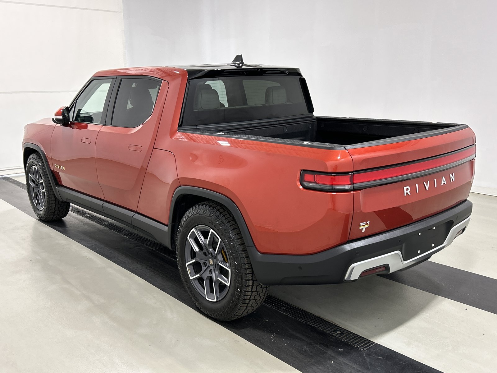 Used 2023 Rivian R1T Adventure AWD/4WD image 3