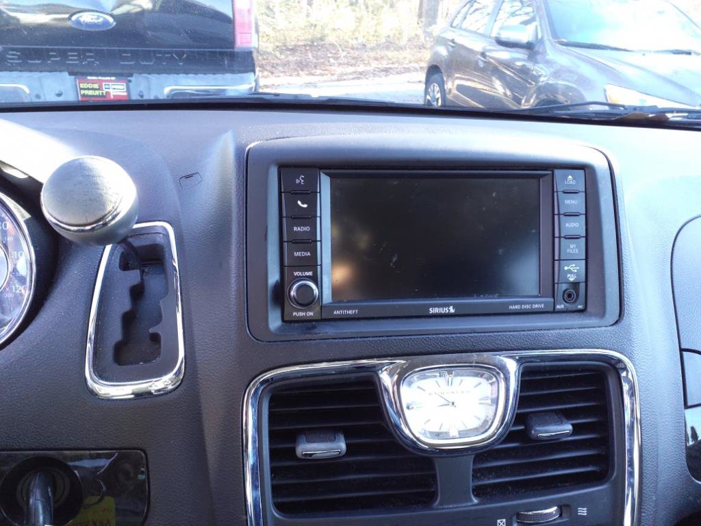 Used 2015 Chrysler Town & Country Touring w/ Driver Convenience Group FWD image 13