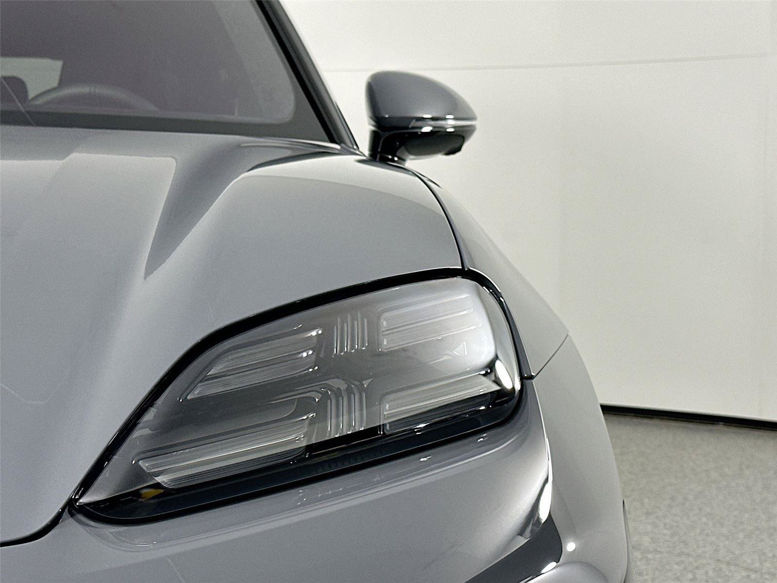 Certified 2025 Porsche Macan Turbo Electric AWD/4WD image 15