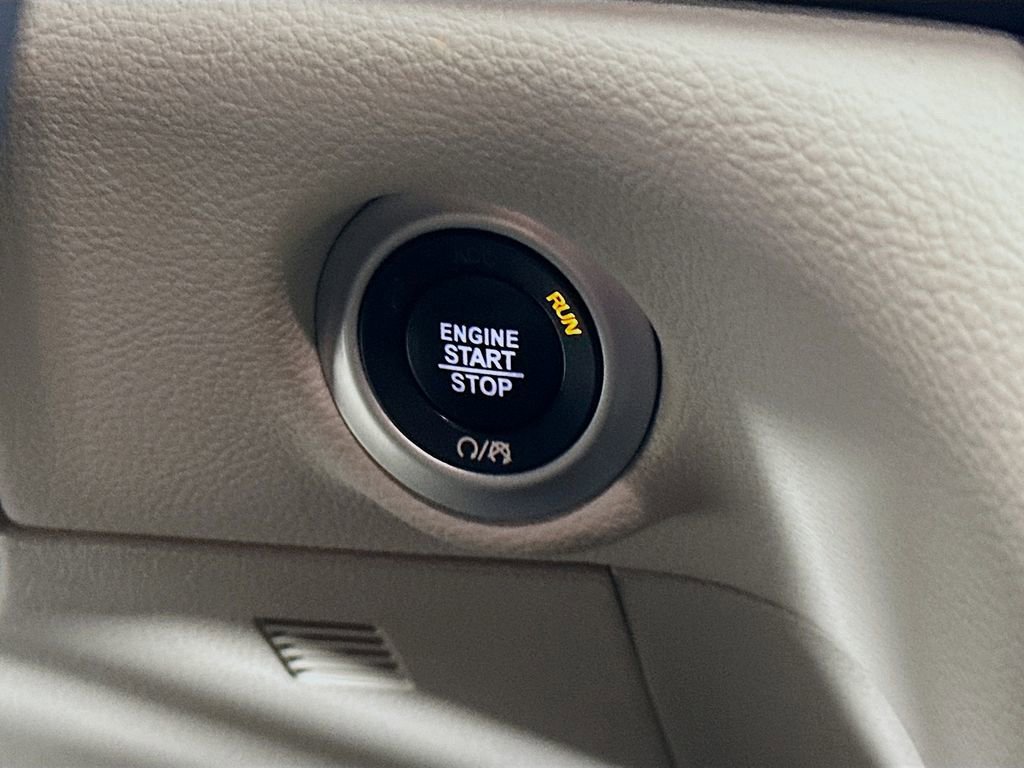 Used 2023 Chrysler Pacifica Touring-L image 19