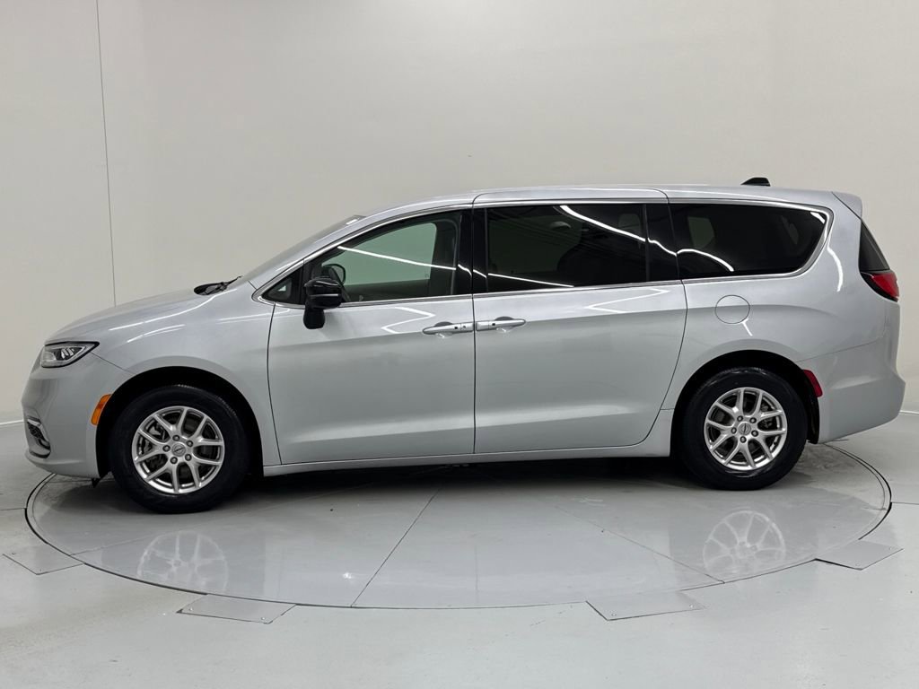 Used 2024 Chrysler Pacifica Touring-L image 2