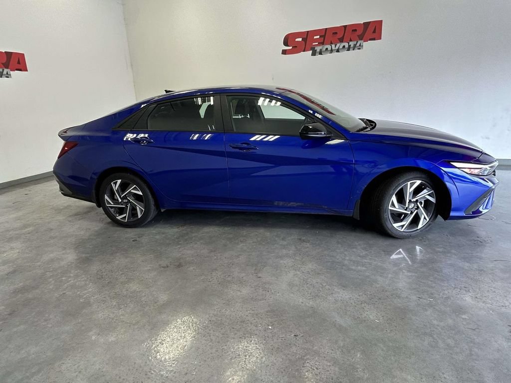 Used 2025 Hyundai Elantra Sport FWD image 2