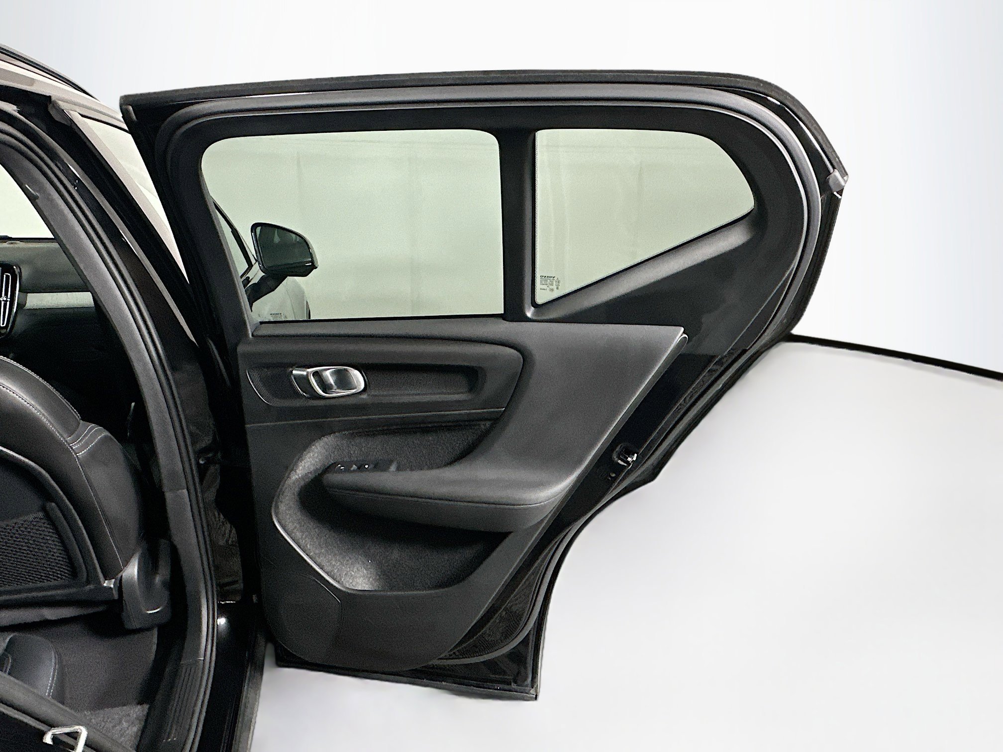 Used 2025 Volvo XC40 B5 Plus image 31