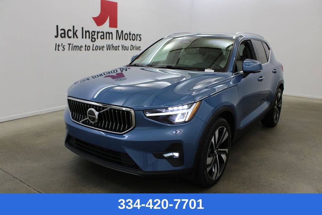 Used 2023 Volvo XC40 B4 Plus w/ Driver Assist Package image 1