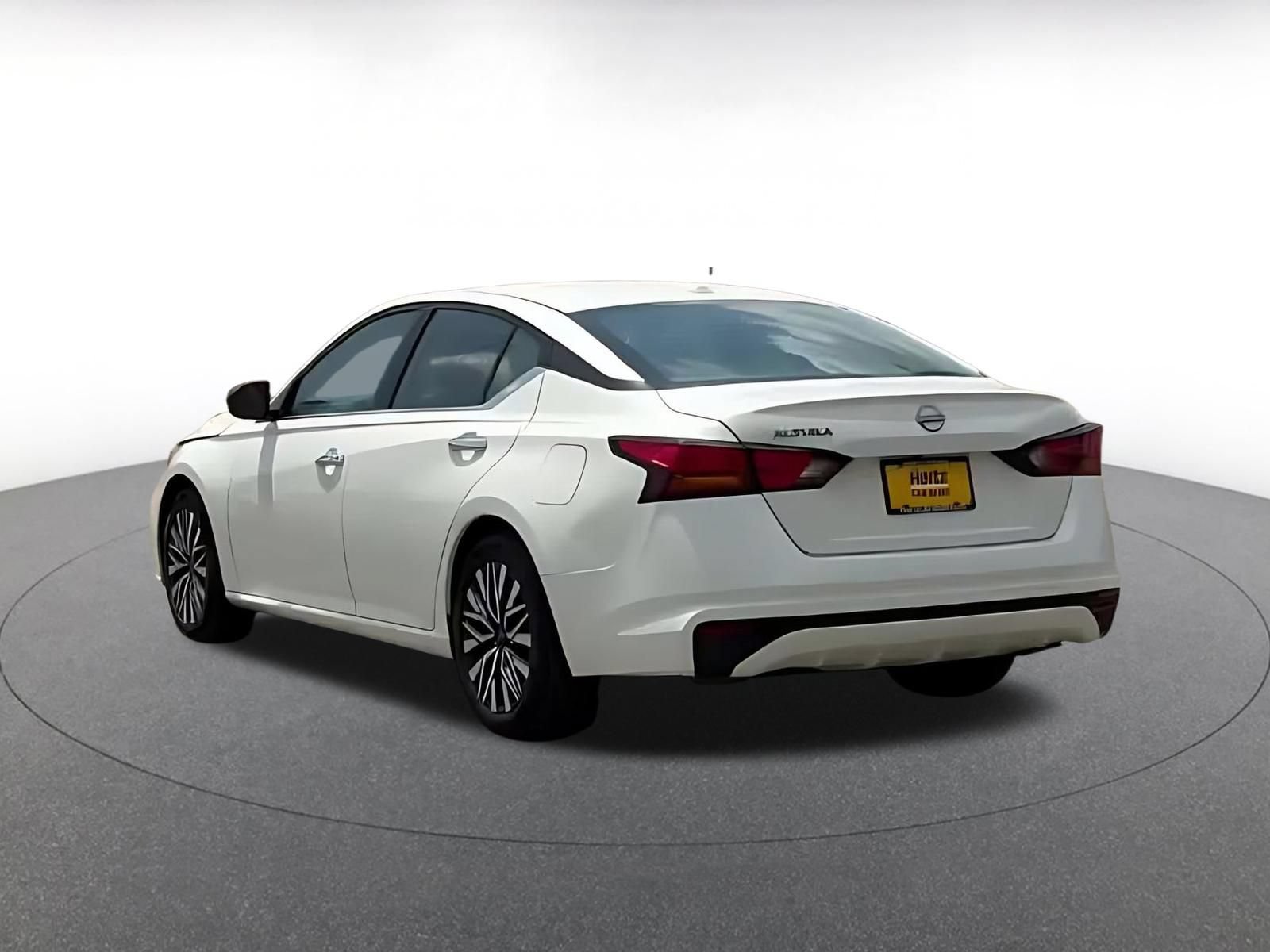 Used 2025 Nissan Altima 2.5 SV FWD image 13