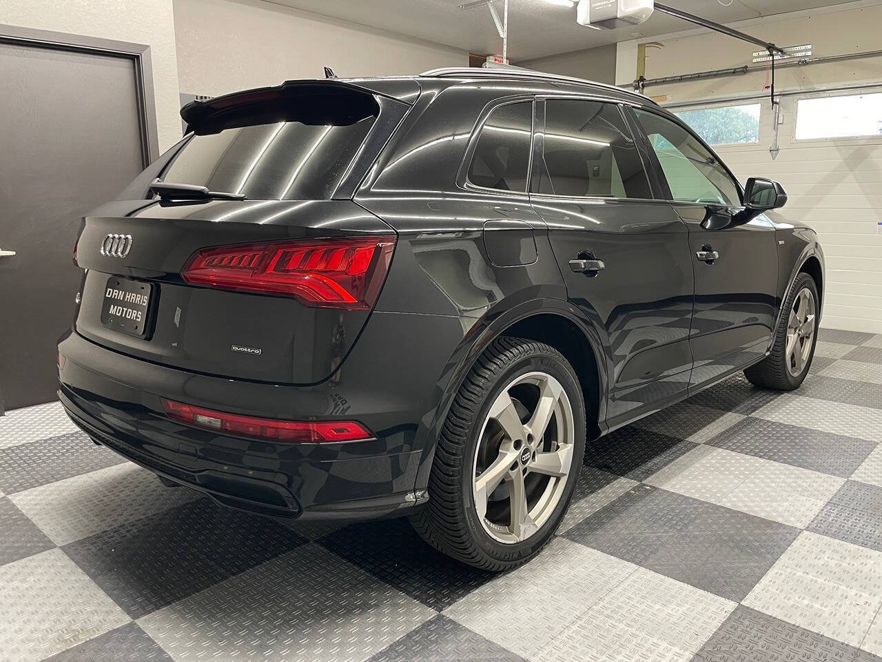 Used 2020 Audi Q5 2.0T Titanium Premium Plus w/ Premium Plus Package AWD/4WD image 5