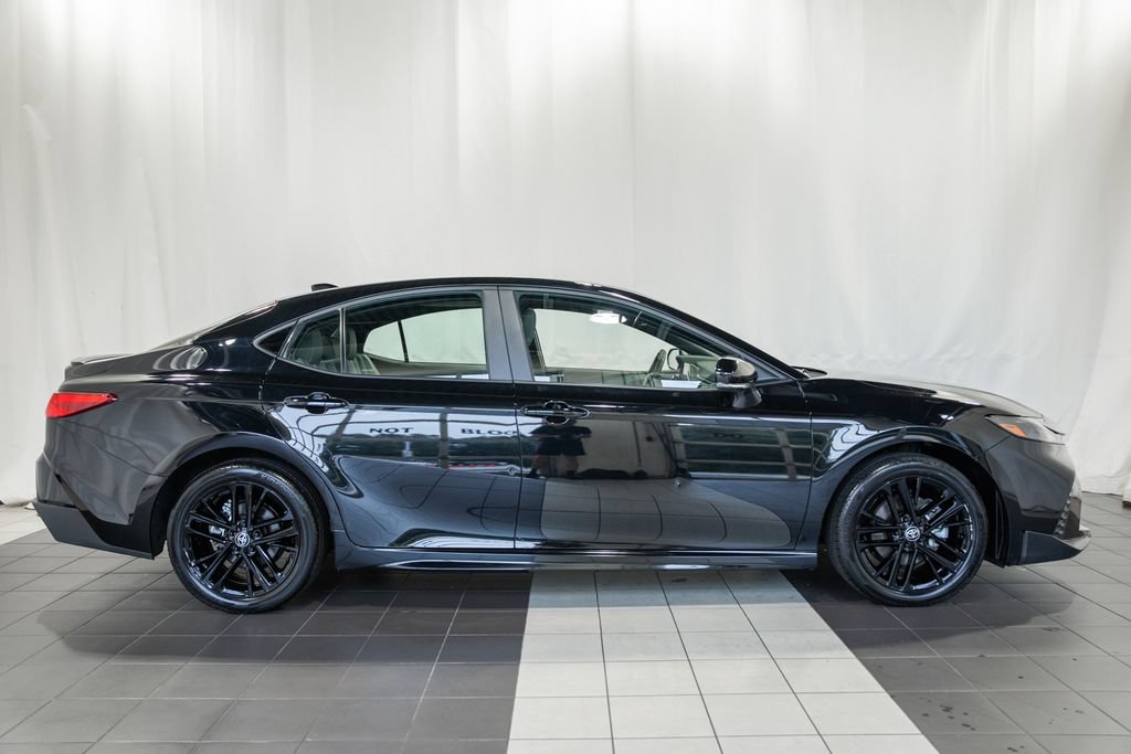 Used 2025 Toyota Camry SE AWD/4WD image 3