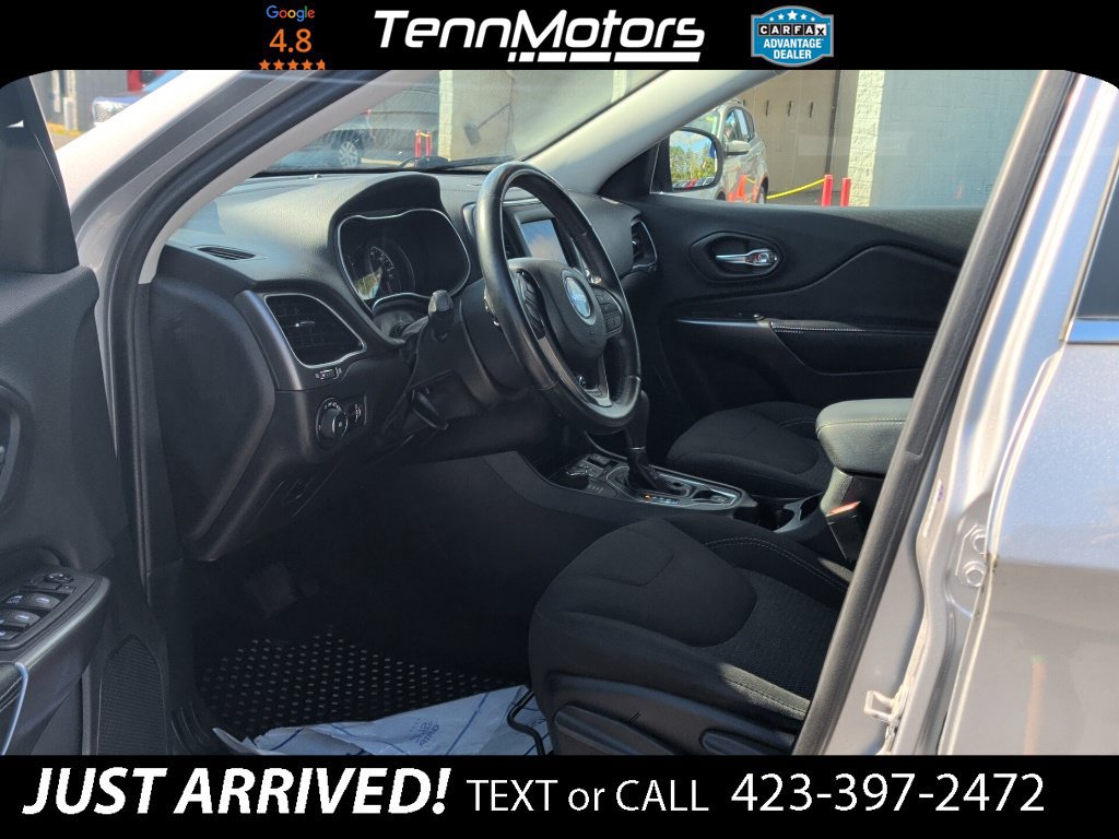 Used 2019 Jeep Cherokee Latitude w/ Cold Weather Group AWD/4WD image 11