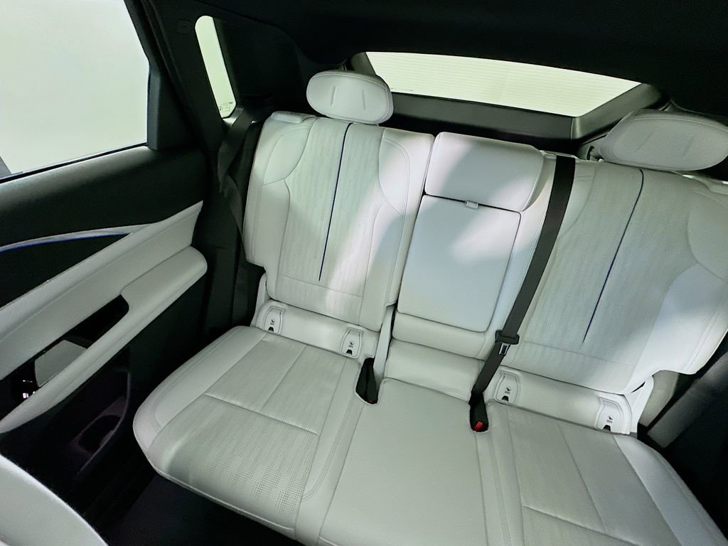 Used 2024 Cadillac Lyriq Luxury RWD image 12