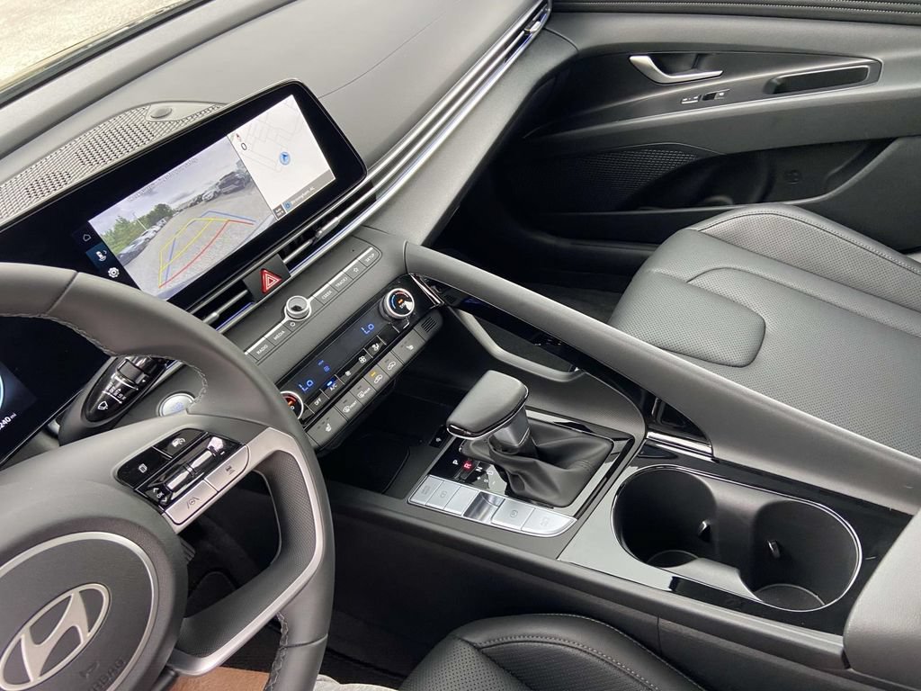 Used 2025 Hyundai Elantra Limited FWD image 28