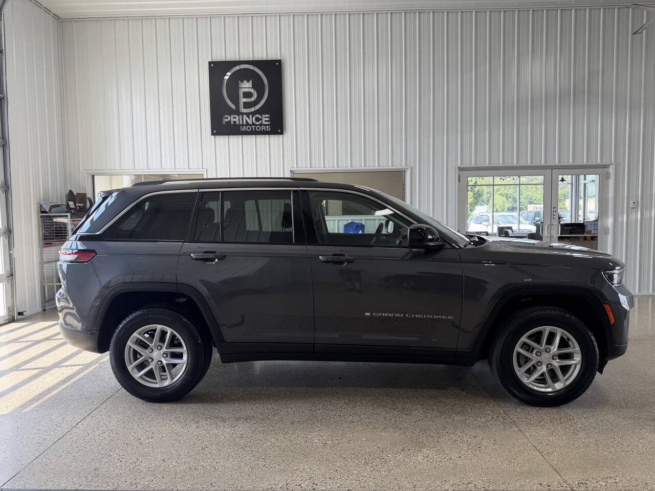 Used 2023 Jeep Grand Cherokee Laredo w/ Luxury Tech Group I AWD/4WD image 6