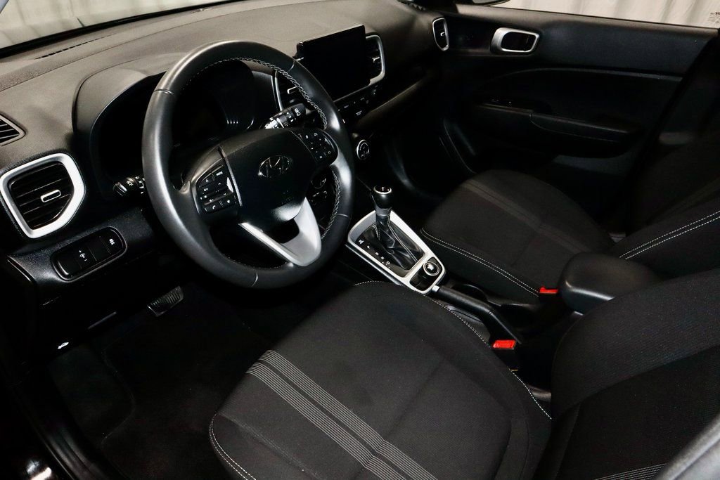Certified 2025 Hyundai Venue SEL image 24