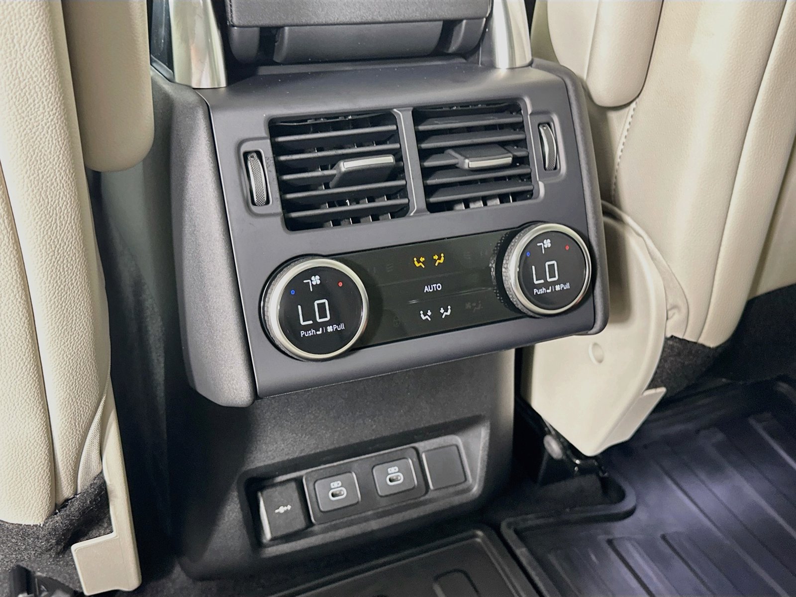 New 2026 Land Rover Discovery Limited Edition AWD/4WD image 38