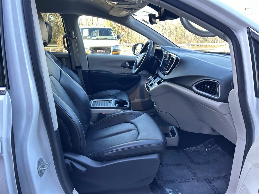 Used 2024 Chrysler Pacifica Touring-L image 18