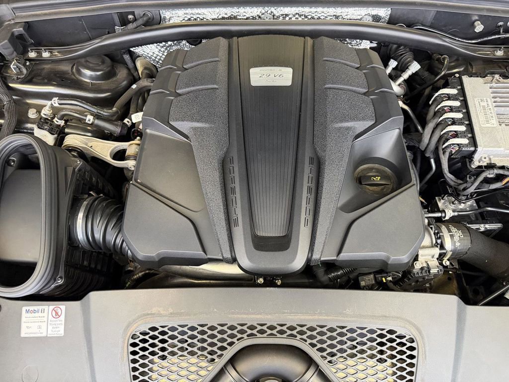Certified 2021 Porsche Macan Turbo image 27