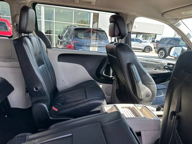 Used 2015 Chrysler Town & Country Touring FWD image 13