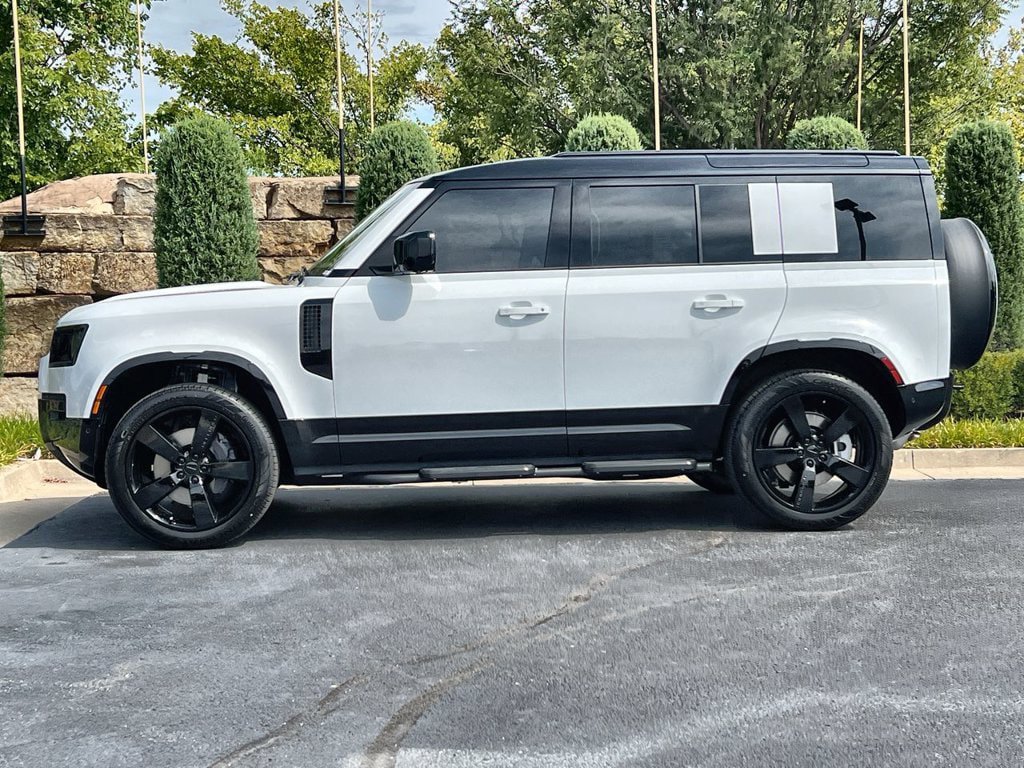 New 2026 Land Rover Defender 110 X-Dynamic SE AWD/4WD image 2