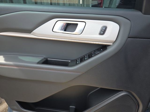Used 2025 Ford Explorer Active image 12