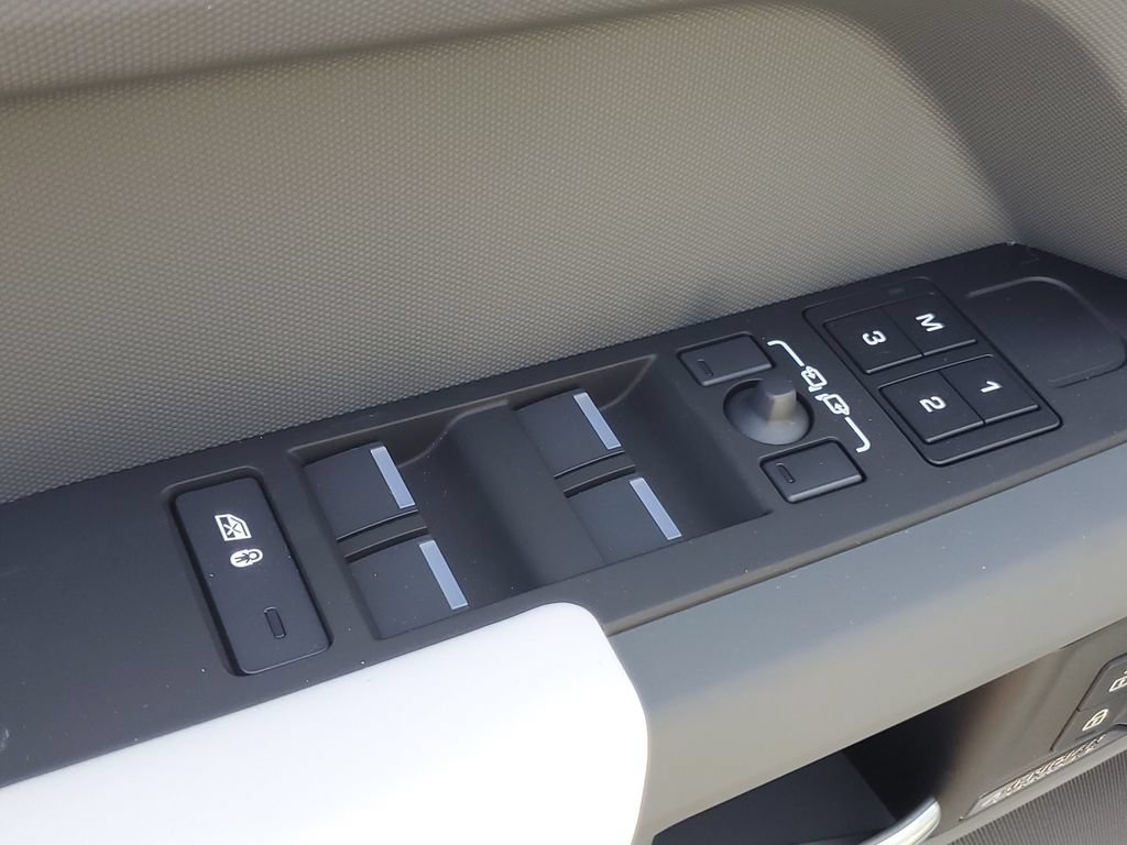 New 2026 Land Rover Defender 130 X-Dynamic SE AWD/4WD image 9