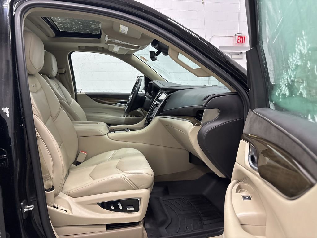 Used 2020 Cadillac Escalade Premium Luxury image 32