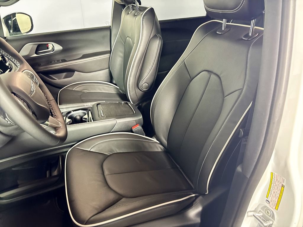 New 2026 Chrysler Pacifica Limited image 11