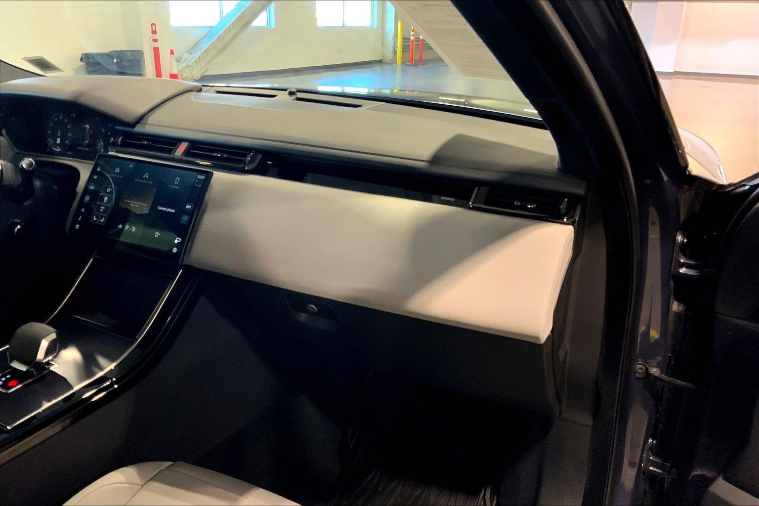 Used 2026 Land Rover Range Rover Velar Dynamic SE image 18