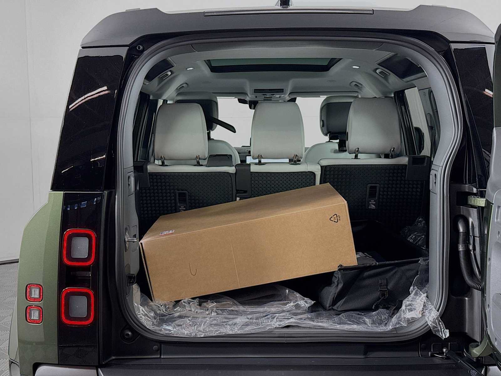 New 2026 Land Rover Defender 110 X-Dynamic SE AWD/4WD image 26