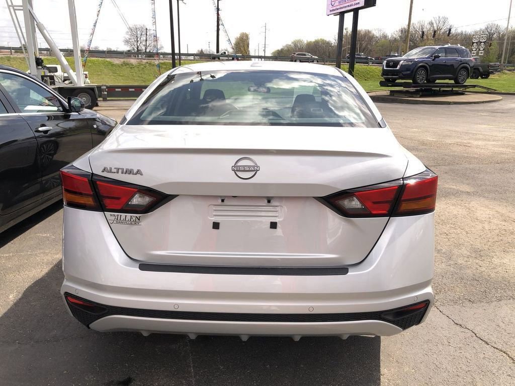 Used 2025 Nissan Altima 2.5 SV FWD image 11