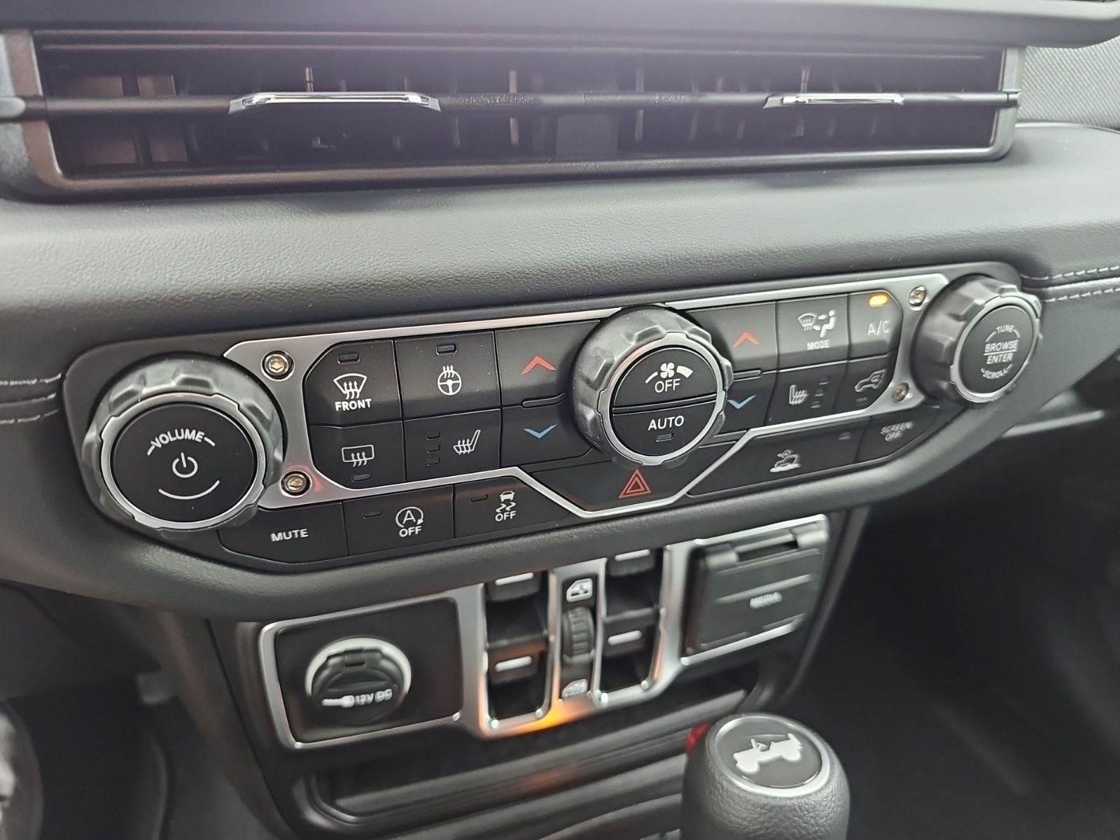 Used 2025 Jeep Wrangler Unlimited Sahara AWD/4WD image 22