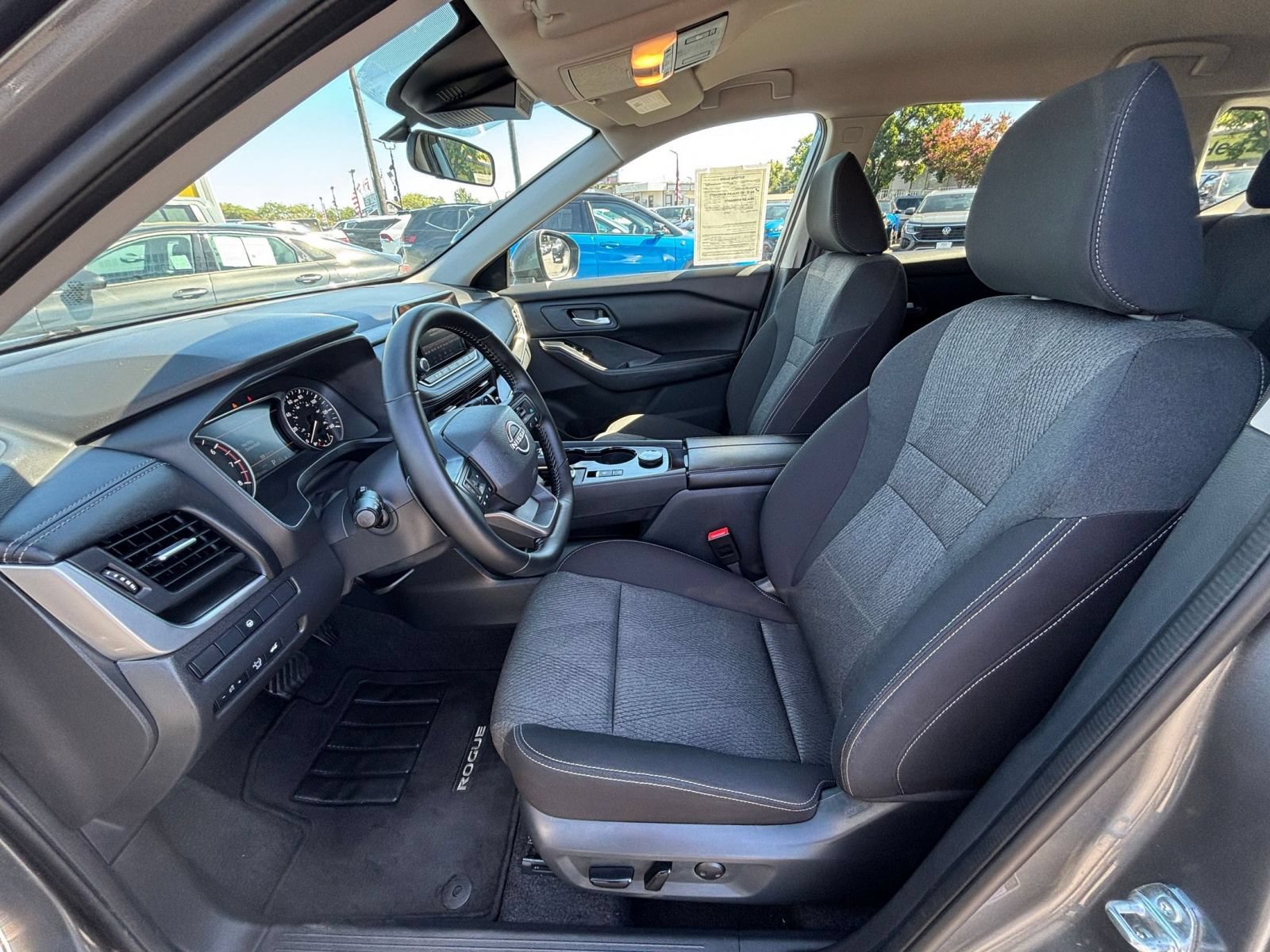 Used 2025 Nissan Rogue SV AWD/4WD image 29