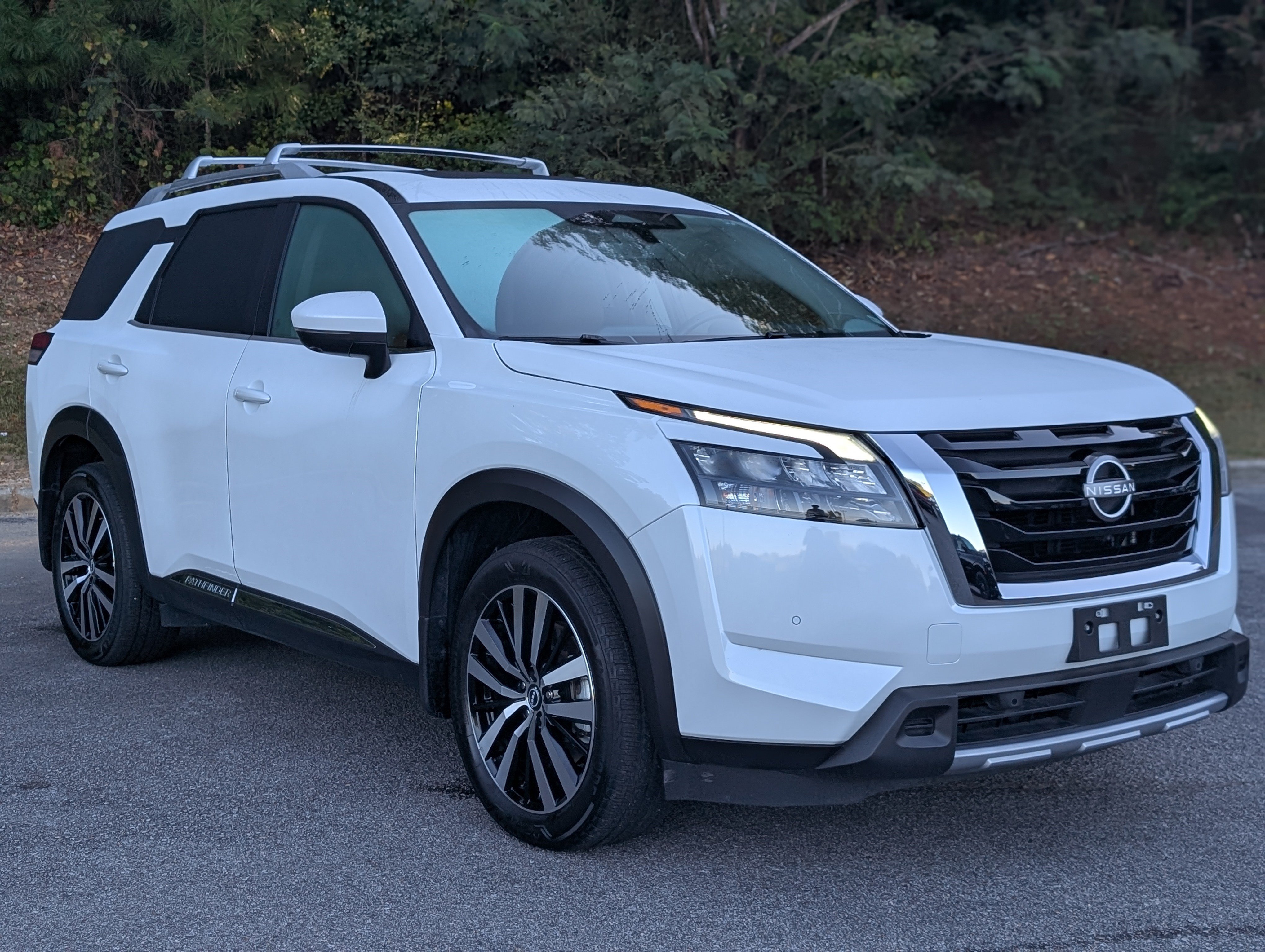 Used 2025 Nissan Pathfinder Platinum FWD image 11