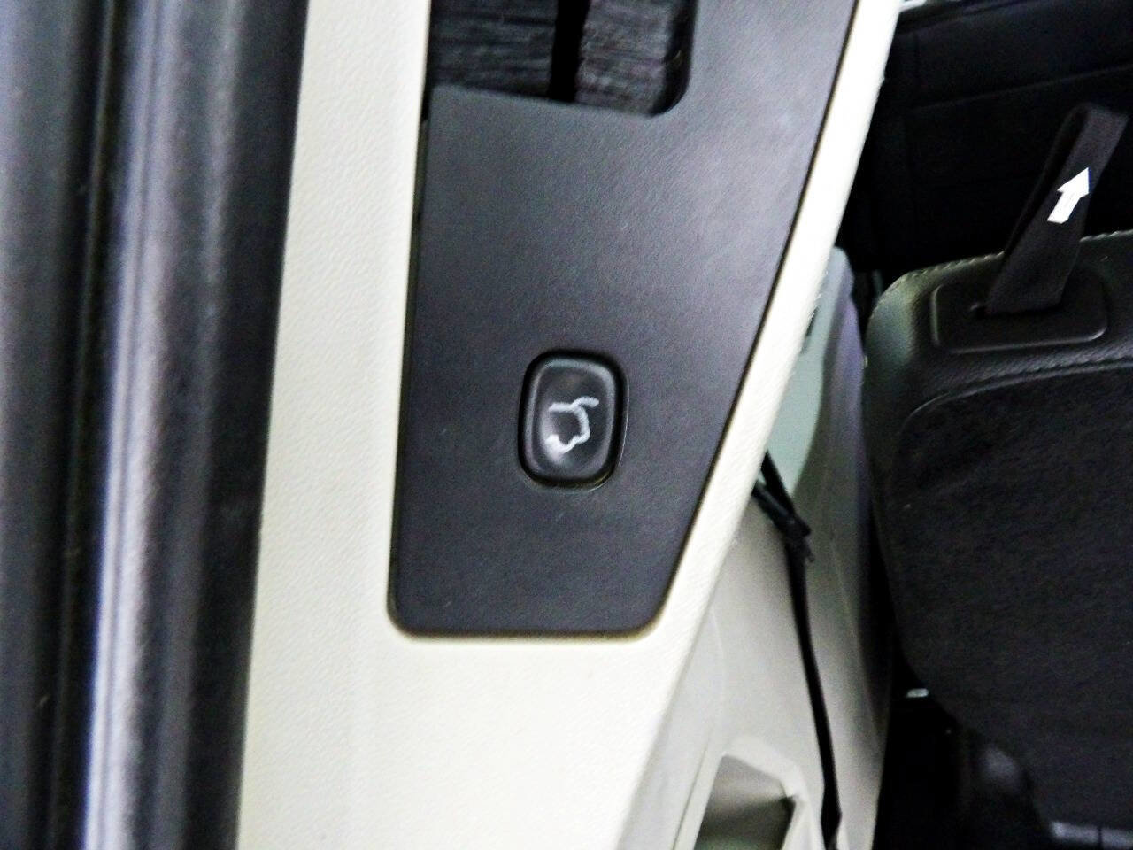 Used 2013 Chrysler Town & Country Touring FWD image 13