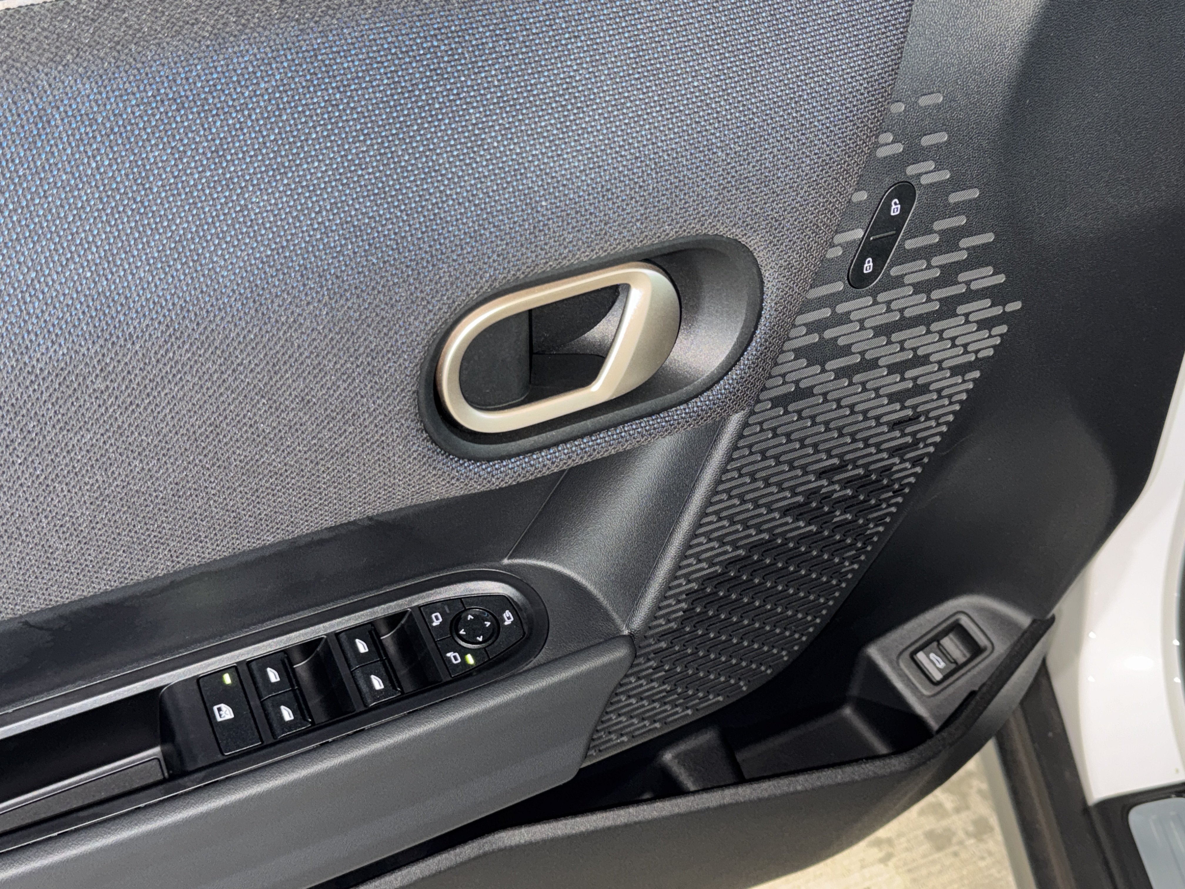 Used 2025 MINI Cooper 4-Door Hardtop FWD image 17
