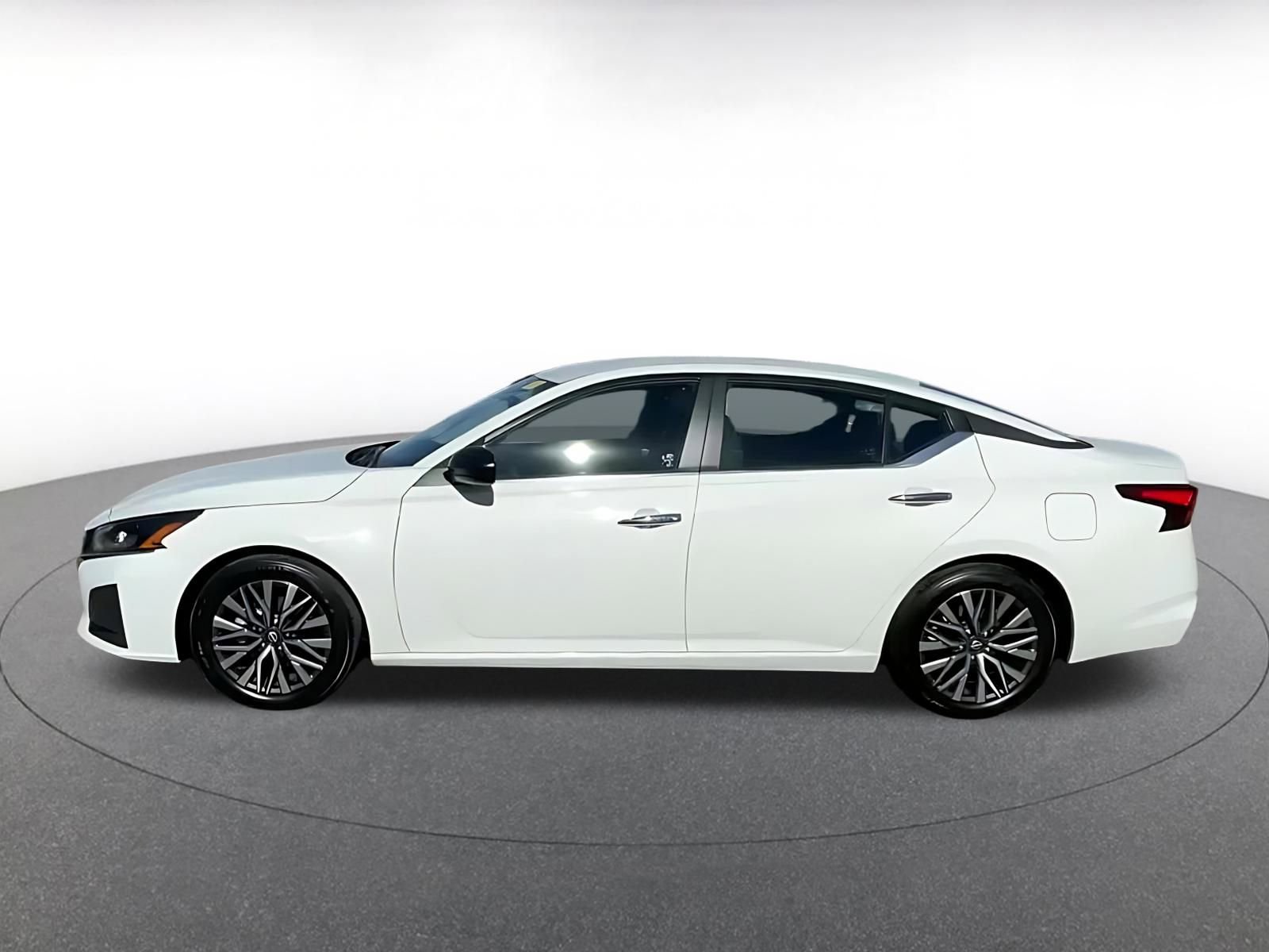 Used 2025 Nissan Altima 2.5 SV image 9